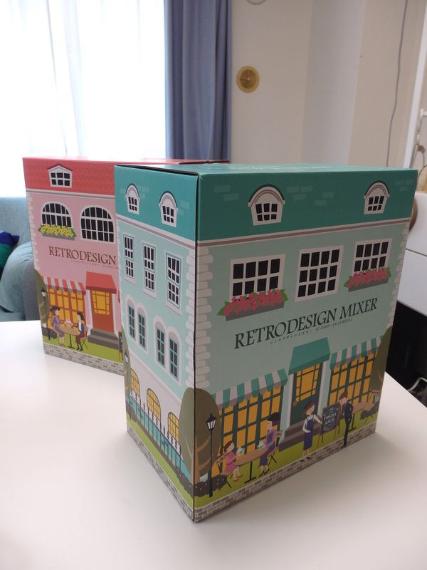 カフェを描いたパッケージ。店頭で見つけにくいときにはこの箱を目安にするといい