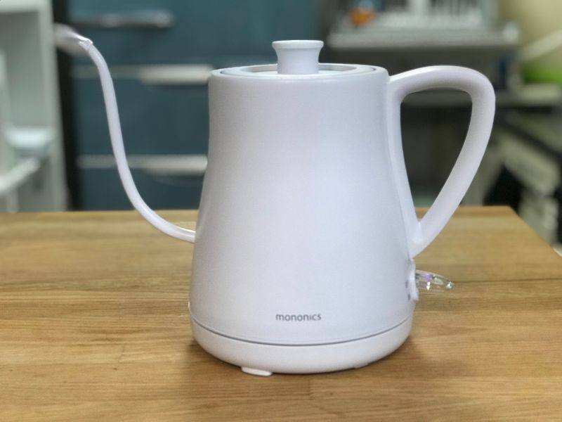 「MONONICS 電気ケトル」価格：2,980円(税抜)。最大湯量は0.8L