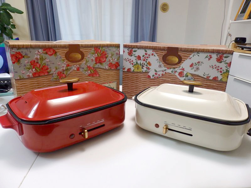 カラーはレッドとホワイト。バスケットを模したパッケージは、中の本体カラーに合わせてリボンのデザインを変えるという凝ったつくり