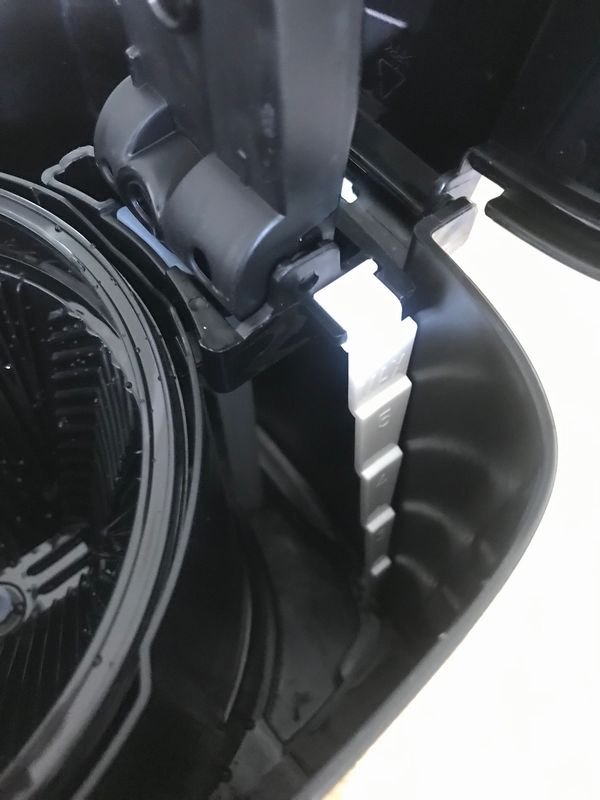 水は本体上部のふたを開けて入れる仕組み。凹凸のある目盛が付いているため、1～5杯分まで抽出量に応じて正確に入れることが出来る