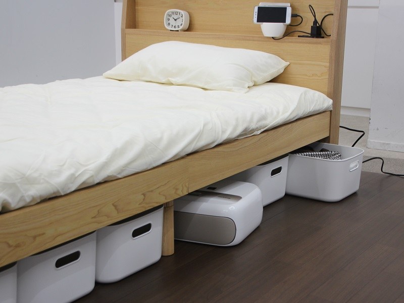 寝かせてベッド下のすき間にも収納可能