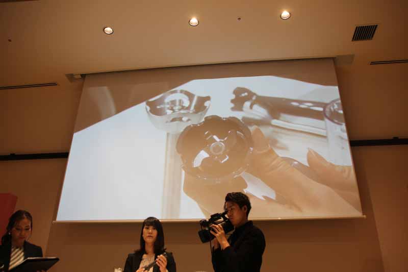 刃がフック状に曲がっており、カップの底までしっかり混ぜられるという