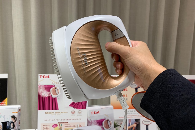 「スチーム シュシュ」は小さくておしゃれなデザインのうえ、片手で軽々持ち上げられる