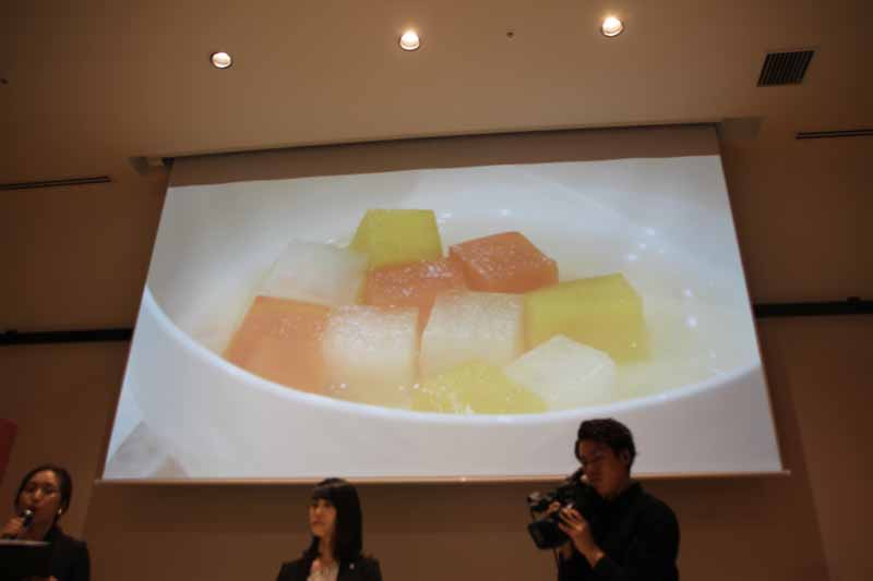 四角くカットされたサツマイモなどを使った「根菜のだし煮」