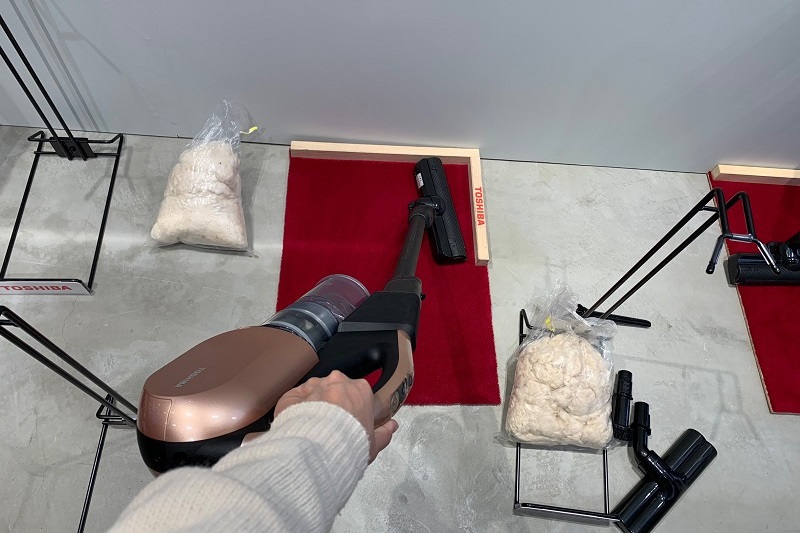 ほんの少し手首をひねるだけでヘッドがついてくる