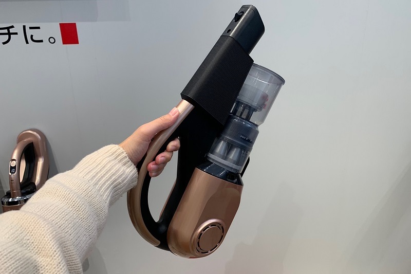 持ち手スペースが広い「SLANTデザイン」。掃除する場所によって持ち手を変えて楽に使える