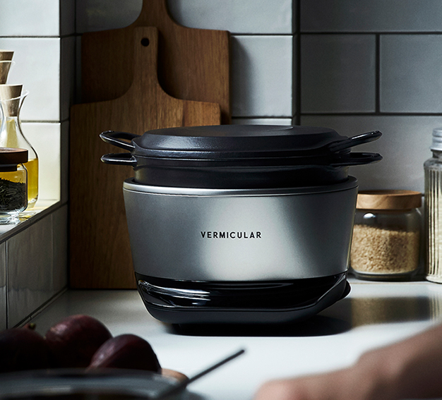 同社が展開する、鋳物ホーロー鍋(写真左)と、それを使った炊飯器「バーミキュラ ライスポット」(写真右)