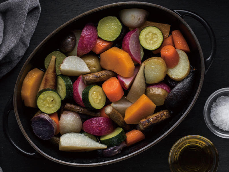 バーミキュラごと薪窯で焼き上げた季節の野菜