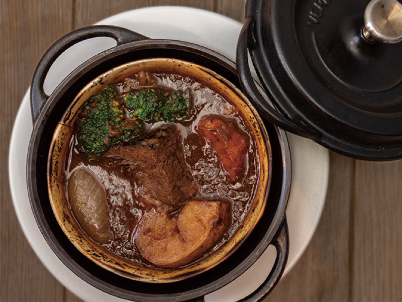 バーミキュラの鍋で無水調理したビーフシチューや季節野菜のポトフなどが食せる