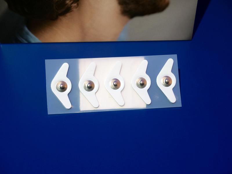 耳の後ろの脳波センサーは交換式で、3回まで使用可能