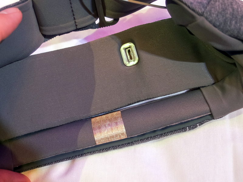 背面の額に当る部分にもうひとつの脳波センサーがある