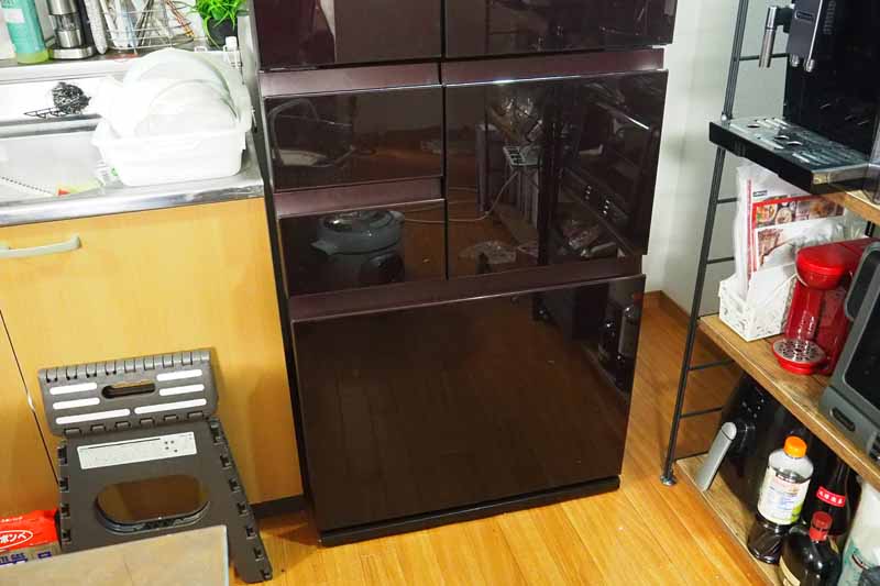 「SJ-GA50E」の下段部分。右上が野菜室で左上はアイスルーム、その下が上段冷凍室で、さらに下が大型の冷凍室です