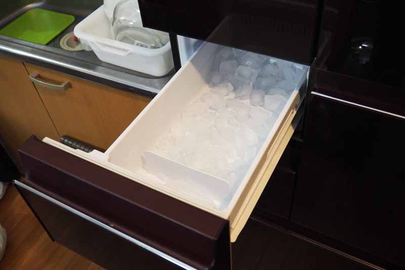 左上のアイスルーム。製氷用タンクは冷蔵室に配置