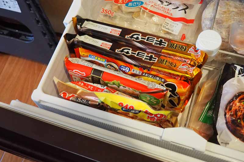 市販の冷凍餃子がぴったり入る深さ。横向きに入るので取り出しやすいです