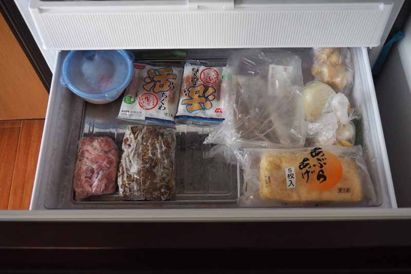 約6cmと浅型の2段目。右側には熱伝導性の高いステンレストレイがあり、食材を素早く凍らせることができます。「おいそぎ冷凍」や「熱いもの冷凍」機能に対応