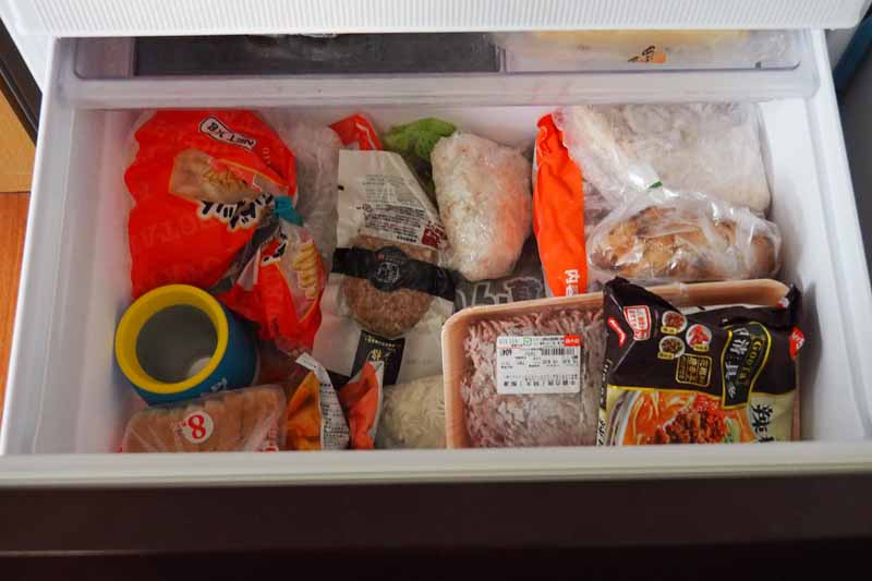 3段目は深さ22cmで、たっぷりと食品を保存できます。ここにはあえて仕切りがないので大袋の冷凍食品や丸鶏なども入れられます