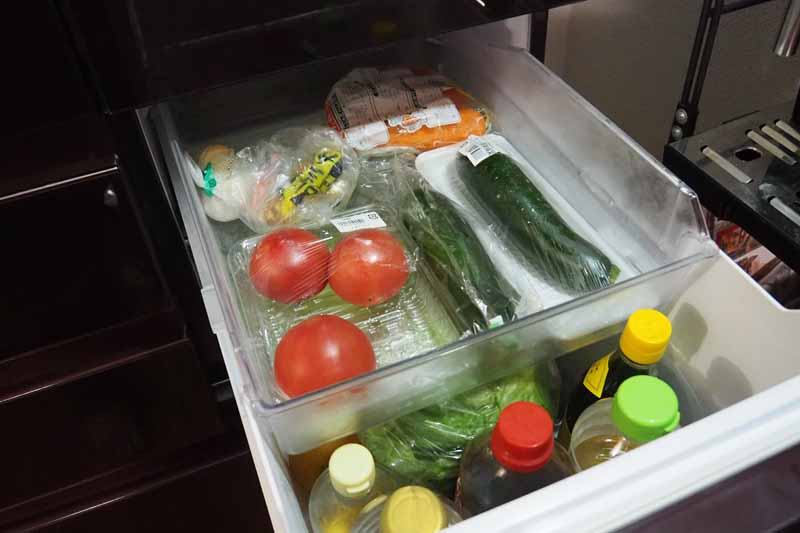 野菜室は二段構造。上段は30×40×10cm(幅×奥行き×深さ)。背の低い野菜が入れられます