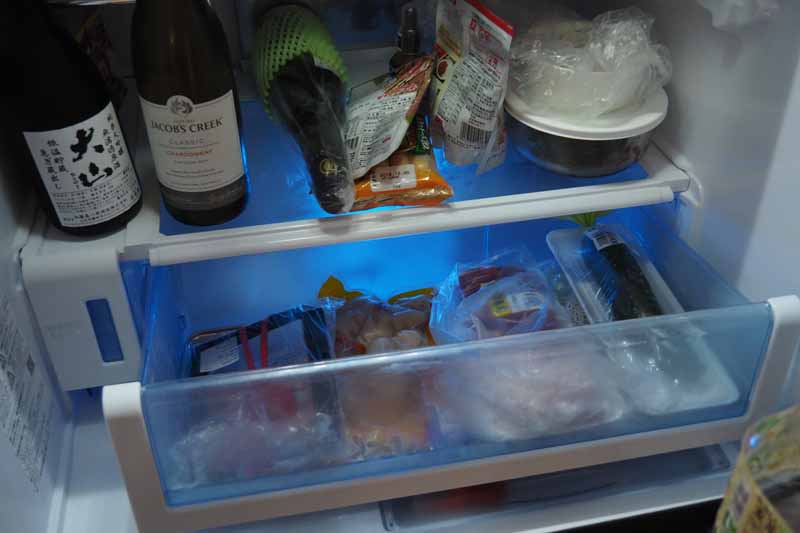 引き出し式のチルドルーム。引き出しが奥まで出せないため、大きなパックは入れにくい