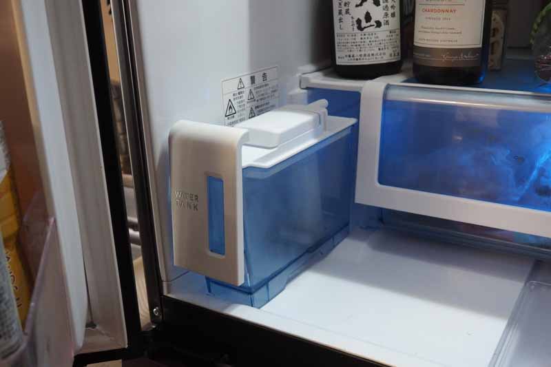 隣にあるアイスルーム用の水タンク