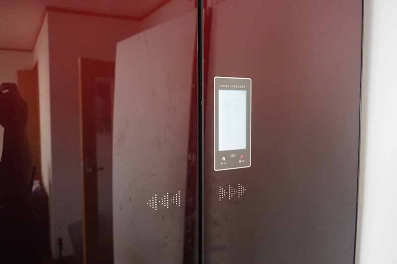 冷蔵室には電動アシストドアを配置。矢印部分にタッチするとドアが開きます
