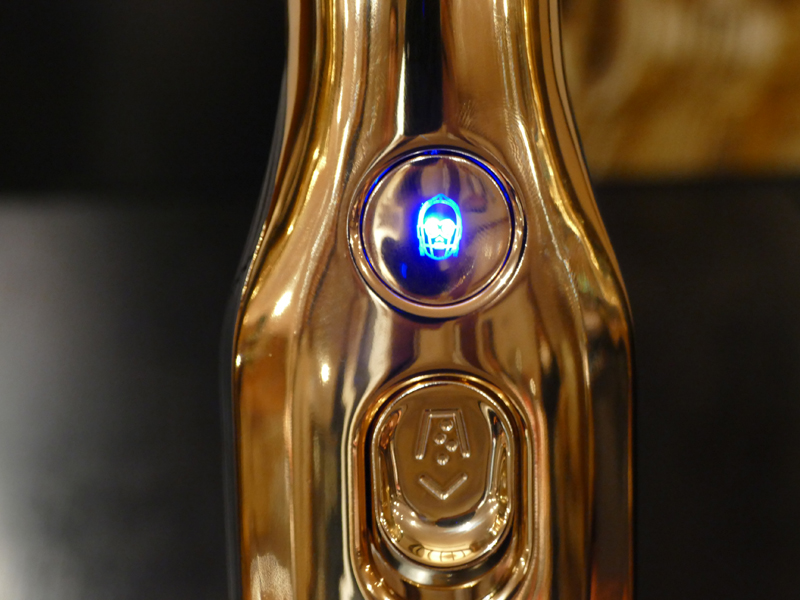 電源をONにすると青く光る