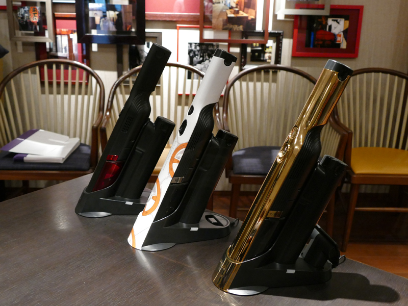 本体とバッテリー単体の両方を充電可能な充電ドックが付属する