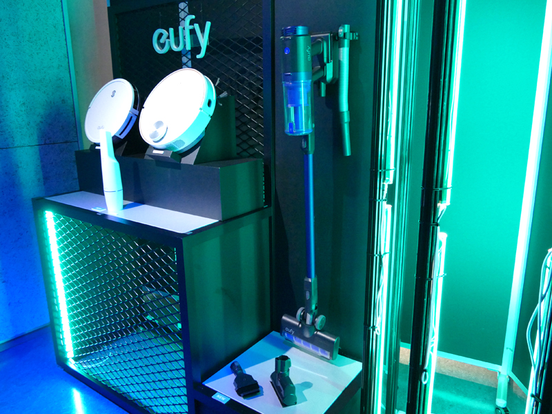 コードレススティッククリーナー「HomeVac S11 Go」(中央)、ハンディクリーナー「HomeVac H11」(中央左)