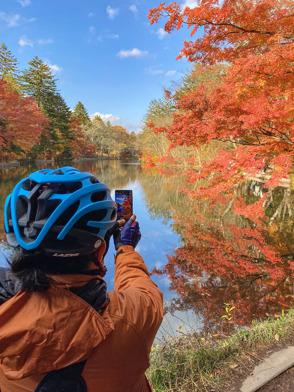 「撮れ高が凄い～撮れ高が～!!」と写真を撮りまくるe-bike部 清水氏。……撮れ高って何?