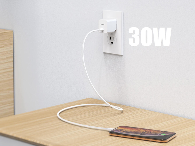 コンパクトながら、最大30Wの充電が可能