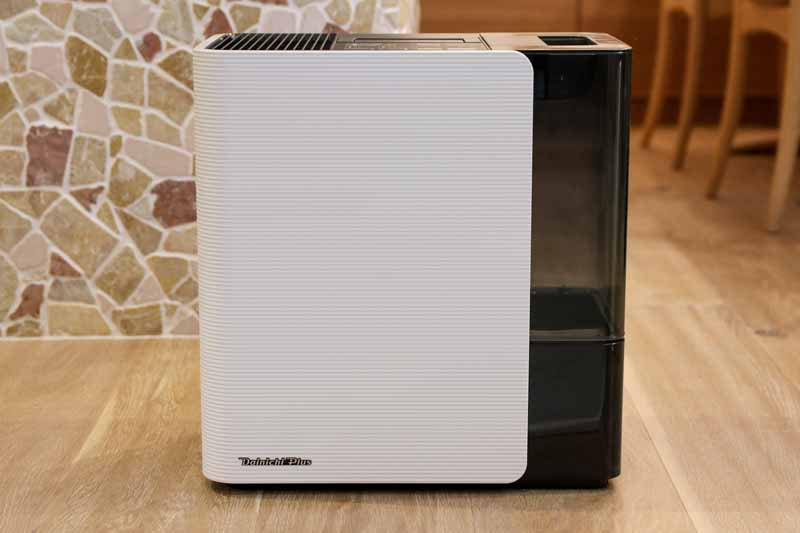 正面。シンプルでリビングに溶け込む上品なデザイン