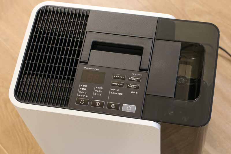 天面。空気の吹き出し口とスイッチ類、ハンドルなどがある