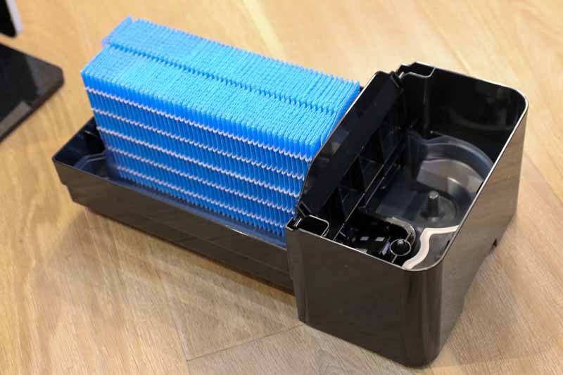 引き出したトレイ部。青い部分が気化フィルター