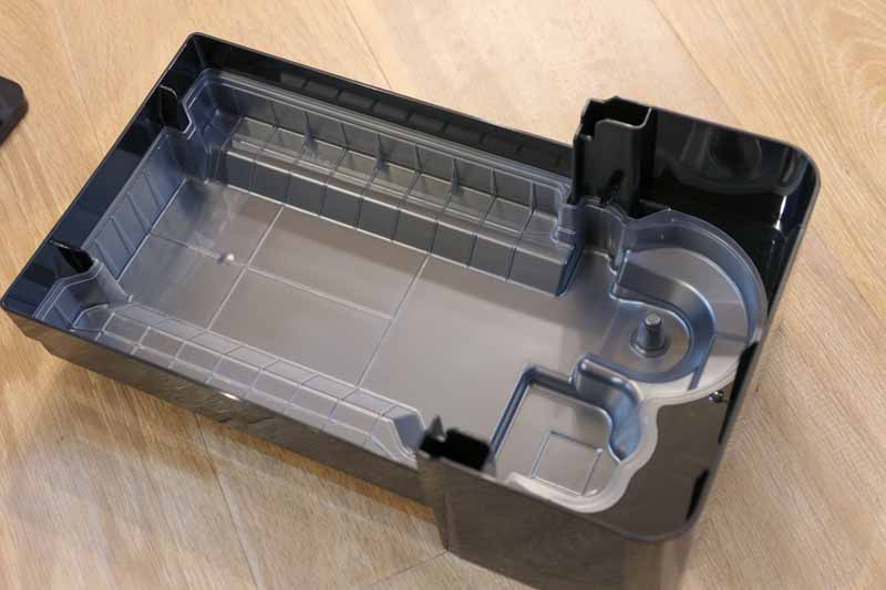 気化フィルターなどを外したところ。白っぽい部分が使い捨てのカバーだ