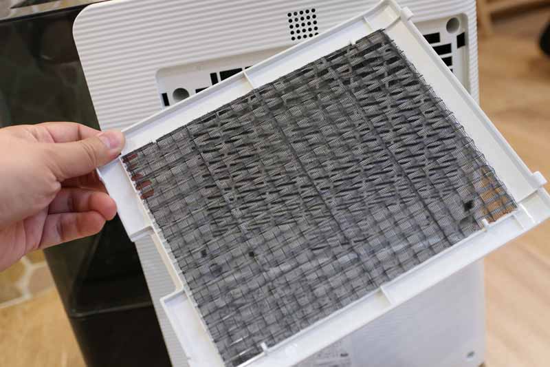 吸気部分にもフィルターがあるので定期的に掃除が必要だろう