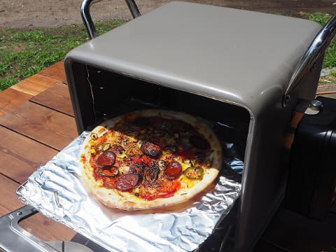 乾電池駆動でロティサリーチキンも作れるアウトドア用オーブンが