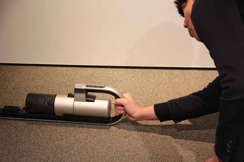 ベッド下や棚の上など掃除する場所に合わせて持つ部分を変えられる