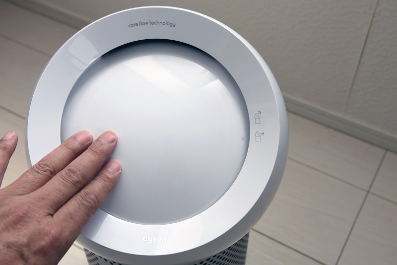 ドーム部分を手でスライドして風向きを変える