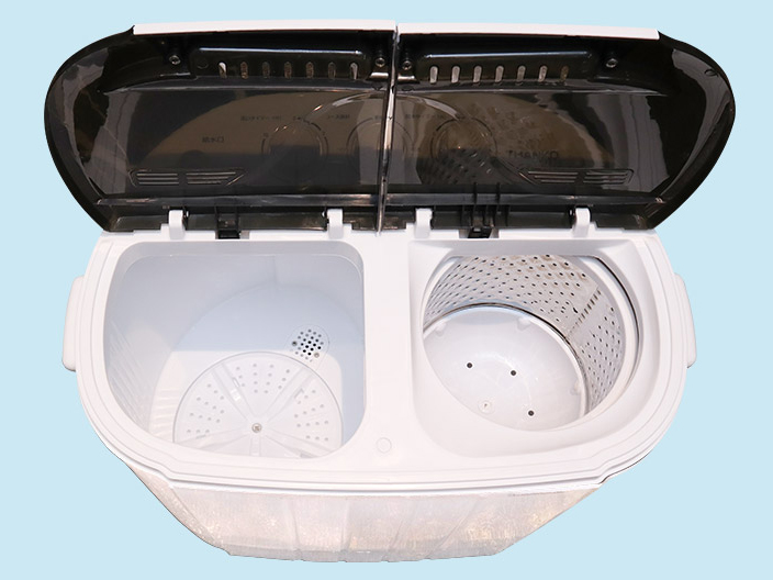 洗濯槽(左側)と脱水槽(右側)