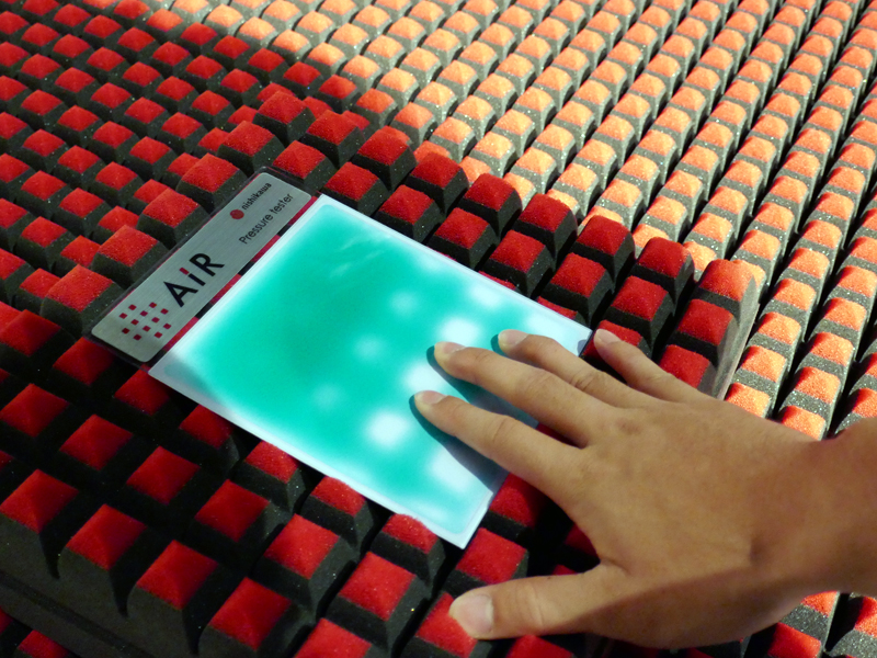 マットレス表面にある1,860個もの凹凸が体圧を分散する