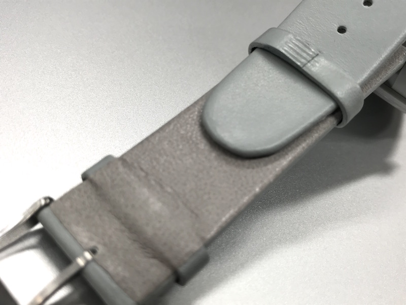 バンドは、表が牛革で裏が合成皮革