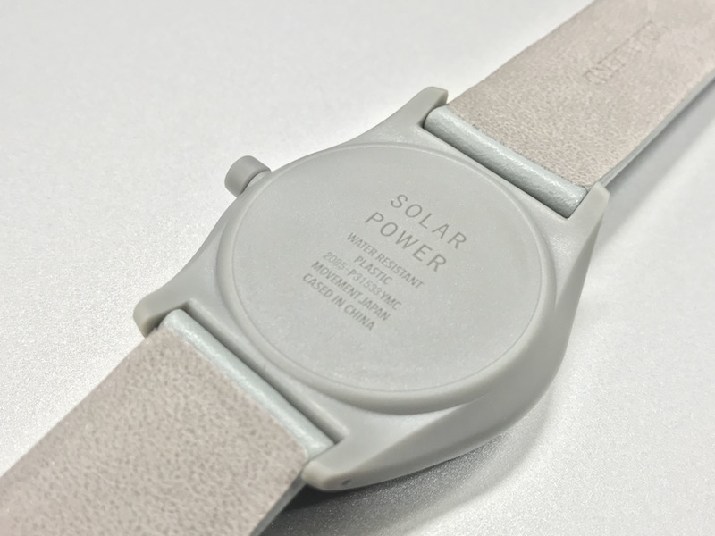 裏蓋には「SOLAR POWER」と大きく記されている