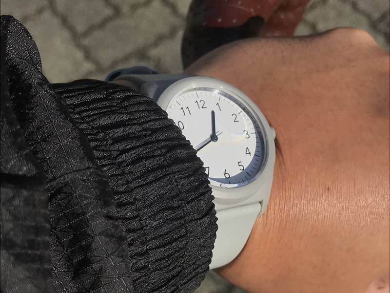 視認性は高く、自転車などに乗っている時は、手首をひねらなくても時刻を把握できて良い