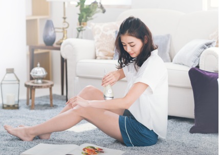 肌の上をスライドさせるだけで広範囲のケアが可能