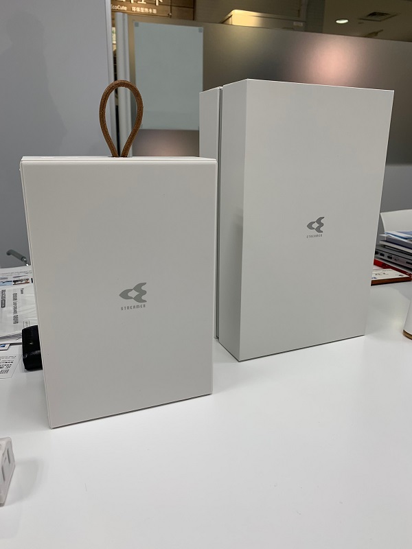 コードレス脱臭機「LOOP STREAMER」。手に取ったときにうれしくなるパッケージデザインを目指したという