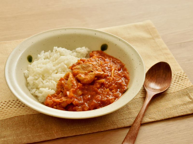 「バターチキンカレー」は、バターの風味が香る濃厚な味わいが魅力