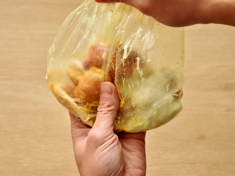 鶏モモ肉は、塩、コショウ、カレー粉を先に馴染ませてから、ヨーグルトを揉み込む