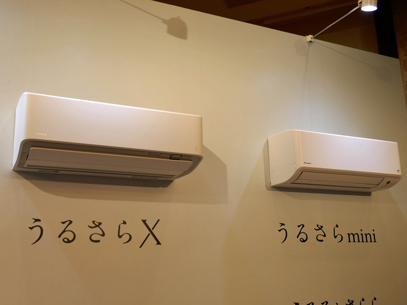 ダイキンのルームエアコン「うるさらX」(左)