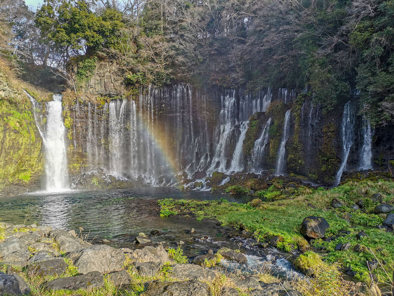 滝を見物していたら日が差してきて……あっ虹が!