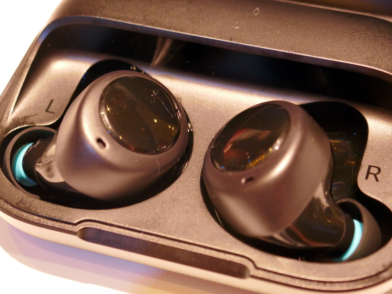 イヤホン部を拡大