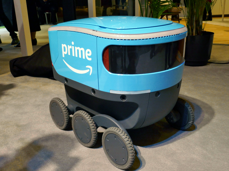 現在、実証実験を行なっているというラストワンマイル向けの自動運転配達ロボット「Amazon Scout」